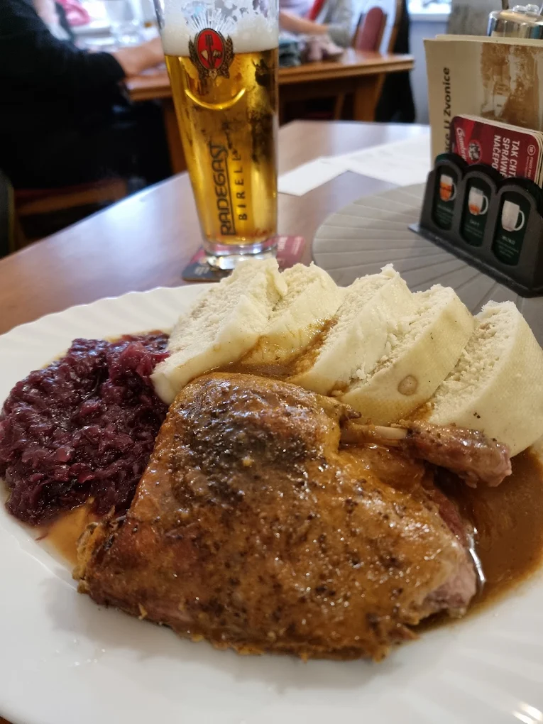 Pečená kachna s knedlíkem a zelím